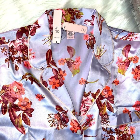 VICTORIA'S SECRET
Satin Short Pajama’s Set - Picture 15 of 16